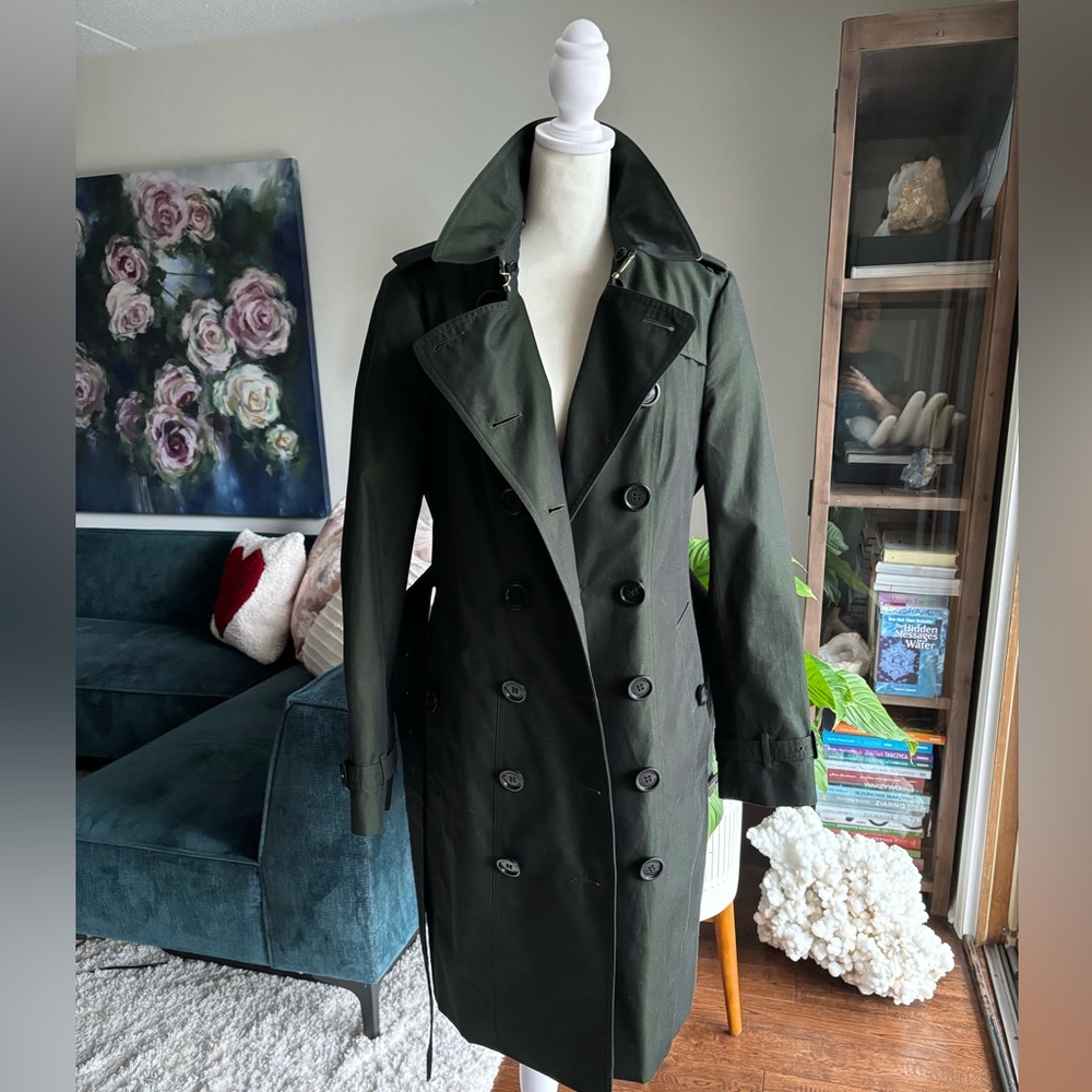 Burberry Sandringham Trench coat with removable fur collar in dark olive green - Picture 11 of 17